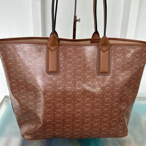Michael Kors Bag Signature Logo Tote - Picture 7 of 17